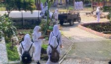 Sejumlah siswa SMA di Kabupaten Sampang beraktivitas di lingkungan sekolah usai dinyatakan lolos jalur SNBP 2026 ke berbagai perguruan tinggi negeri.