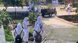 Sejumlah siswa SMA di Kabupaten Sampang beraktivitas di lingkungan sekolah usai dinyatakan lolos jalur SNBP 2026 ke berbagai perguruan tinggi negeri.