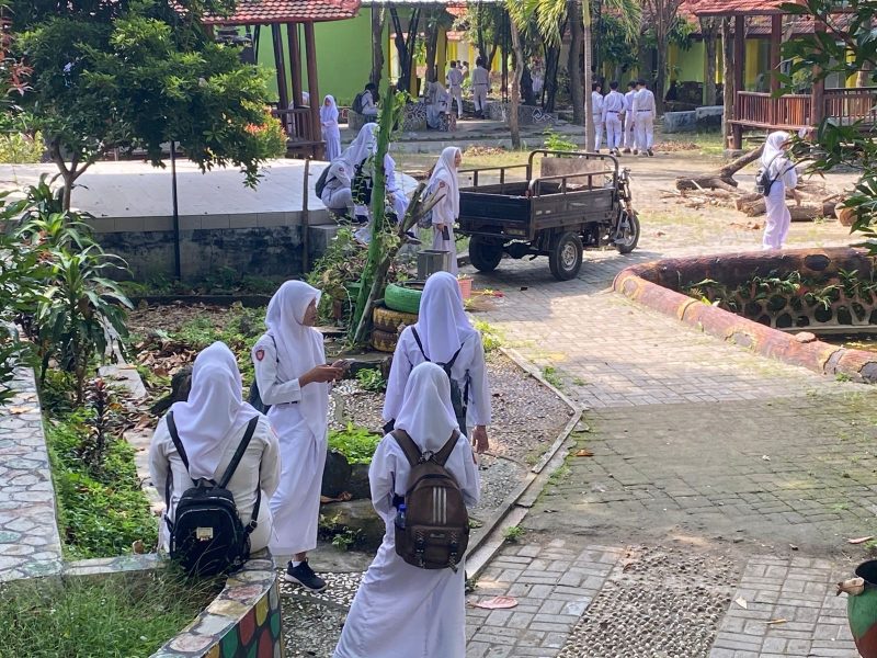 Sejumlah siswa SMA di Kabupaten Sampang beraktivitas di lingkungan sekolah usai dinyatakan lolos jalur SNBP 2026 ke berbagai perguruan tinggi negeri.
