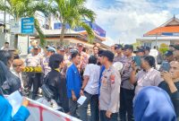 Mahasiswa PMII berhadapan dengan aparat kepolisian saat menggelar aksi di depan Kantor Bank BRI Cabang Sumenep, menuntut kejelasan dugaan kredit pensiun bermasalah.