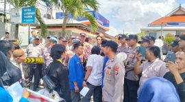 Mahasiswa PMII berhadapan dengan aparat kepolisian saat menggelar aksi di depan Kantor Bank BRI Cabang Sumenep, menuntut kejelasan dugaan kredit pensiun bermasalah.
