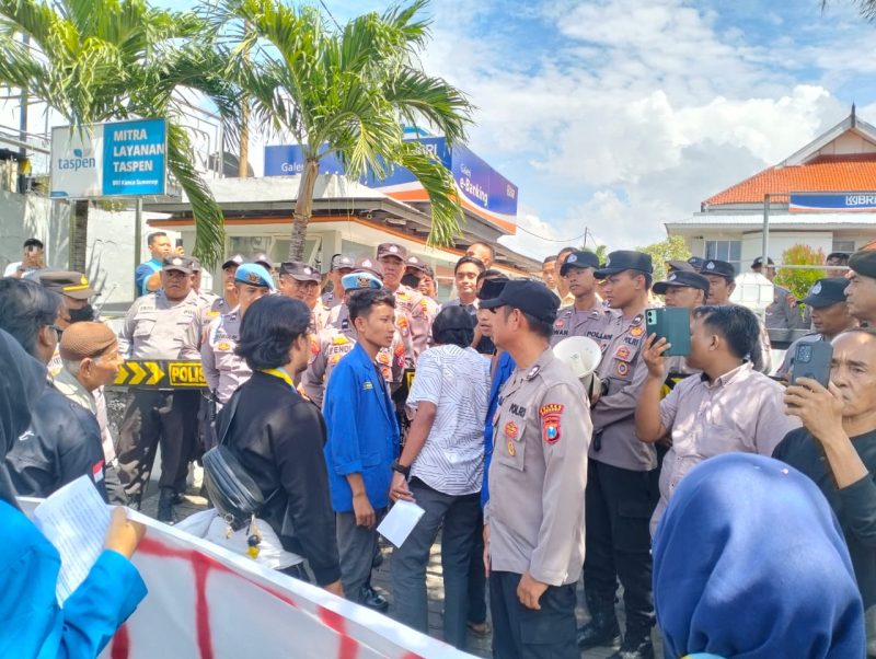 Mahasiswa PMII berhadapan dengan aparat kepolisian saat menggelar aksi di depan Kantor Bank BRI Cabang Sumenep, menuntut kejelasan dugaan kredit pensiun bermasalah.