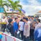 Mahasiswa PMII berhadapan dengan aparat kepolisian saat menggelar aksi di depan Kantor Bank BRI Cabang Sumenep, menuntut kejelasan dugaan kredit pensiun bermasalah.
