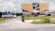 Gedung Perpustakaan Umum Kabupaten Bangkalan yang telah difungsikan meski sejumlah fasilitas seperti pagar, lift, dan akses pendukung lainnya masih belum rampung.