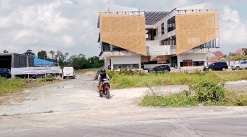 Gedung Perpustakaan Umum Kabupaten Bangkalan yang telah difungsikan meski sejumlah fasilitas seperti pagar, lift, dan akses pendukung lainnya masih belum rampung.