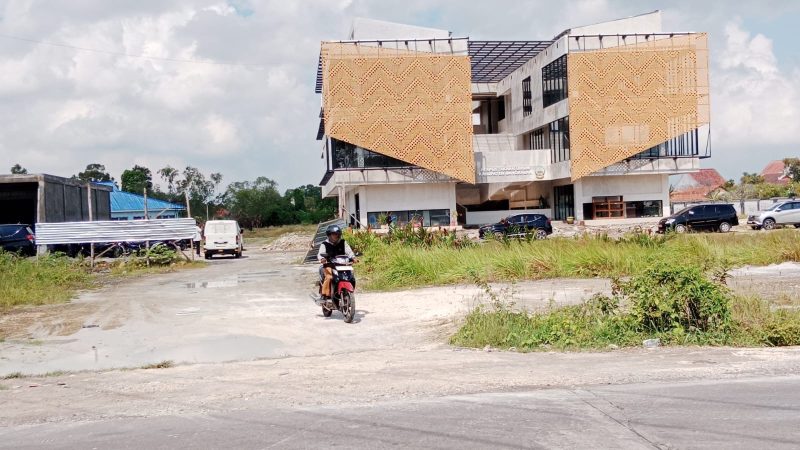 Gedung Perpustakaan Umum Kabupaten Bangkalan yang telah difungsikan meski sejumlah fasilitas seperti pagar, lift, dan akses pendukung lainnya masih belum rampung.