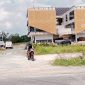Gedung Perpustakaan Umum Kabupaten Bangkalan yang telah difungsikan meski sejumlah fasilitas seperti pagar, lift, dan akses pendukung lainnya masih belum rampung.