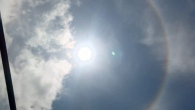 Fenomena halo matahari terlihat mengelilingi matahari di langit Sampang, Jumat (3/4/2026) siang.