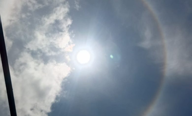 Fenomena halo matahari terlihat mengelilingi matahari di langit Sampang, Jumat (3/4/2026) siang.