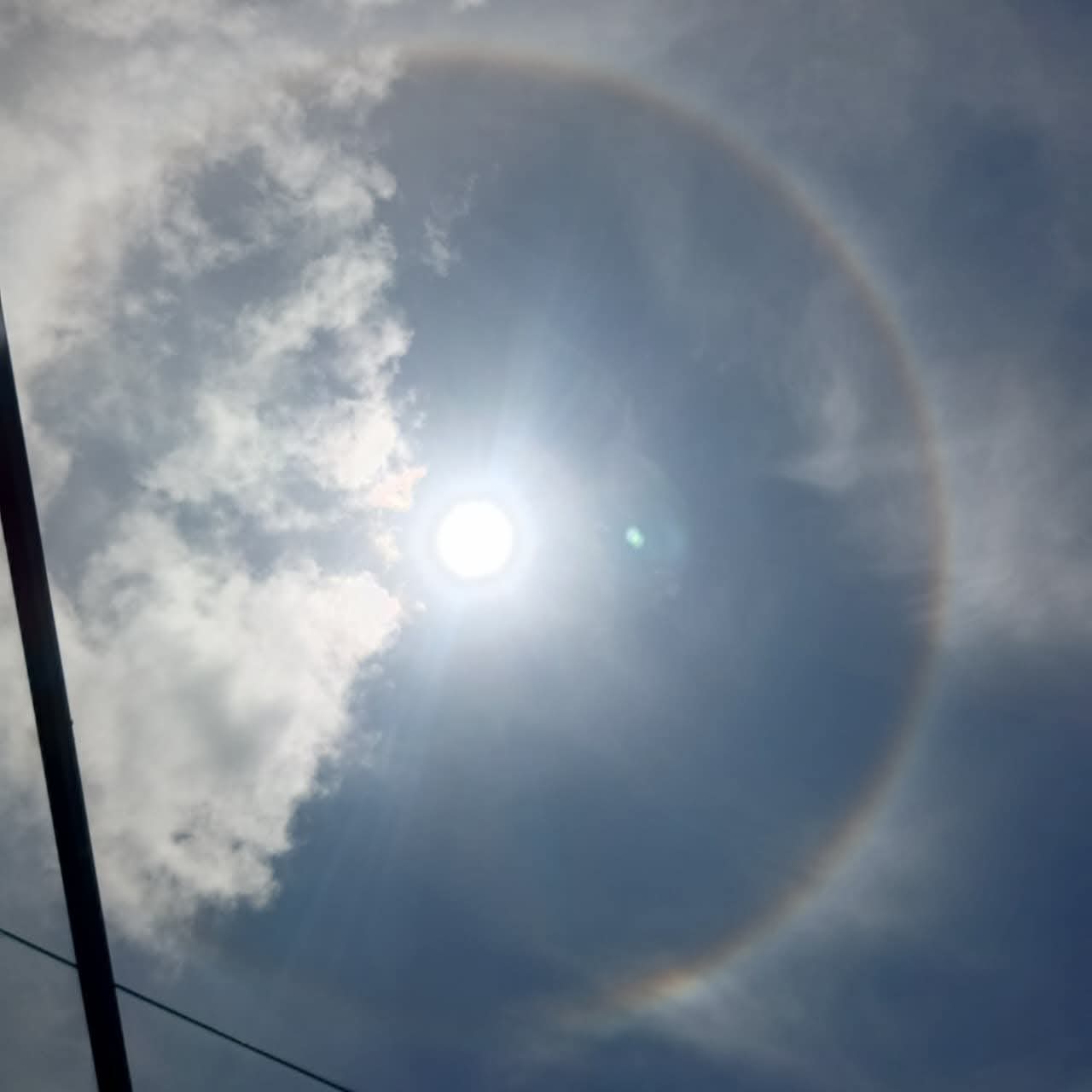 Fenomena halo matahari terlihat mengelilingi matahari di langit Sampang, Jumat (3/4/2026) siang.