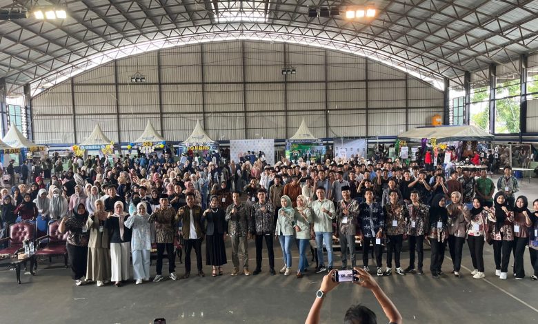 Ratusan siswa dan peserta dari berbagai sekolah di Madura mengikuti kegiatan Try Out UTBK SNBT yang digelar Rumah Pendidikan Sampang bekerja sama dengan Cabdin Pendidikan, di SMAN 1 Sampang, sebagai upaya meningkatkan kesiapan menghadapi seleksi masuk perguruan tinggi.