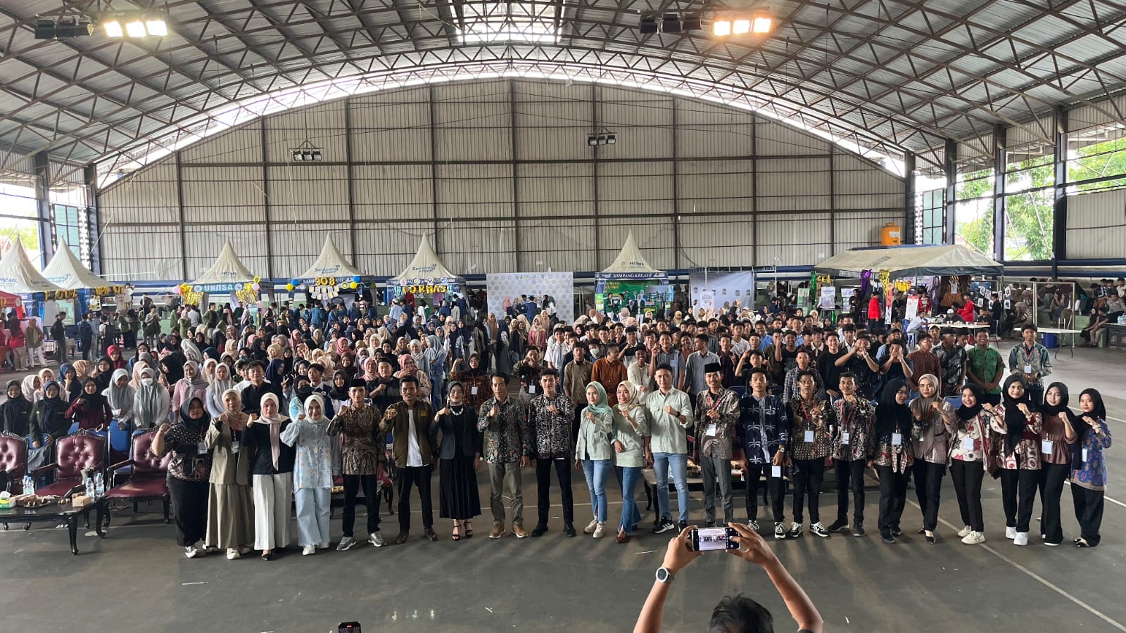 Ratusan siswa dan peserta dari berbagai sekolah di Madura mengikuti kegiatan Try Out UTBK SNBT yang digelar Rumah Pendidikan Sampang bekerja sama dengan Cabdin Pendidikan, di SMAN 1 Sampang, sebagai upaya meningkatkan kesiapan menghadapi seleksi masuk perguruan tinggi.