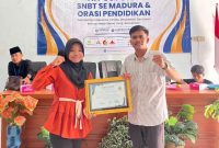 Penyerahan sertifikat kepada peserta Try Out UTBK SNBT se-Madura di SMAN 1 Sampang, sebagai bentuk apresiasi atas partisipasi dan semangat siswa dalam mempersiapkan diri menuju perguruan tinggi negeri.
