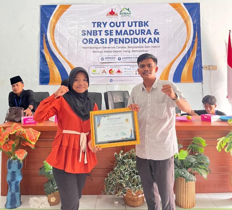 Penyerahan sertifikat kepada peserta Try Out UTBK SNBT se-Madura di SMAN 1 Sampang, sebagai bentuk apresiasi atas partisipasi dan semangat siswa dalam mempersiapkan diri menuju perguruan tinggi negeri.