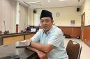 Ketua Fraksi Demokrat DPRD Bangkalan, Fadhur Rosi, saat memberikan keterangan terkait kritik terhadap LKPJ Bupati Bangkalan 2025 yang dinilai penuh kejanggalan data dan minim dampak bagi masyarakat.