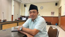 Ketua Fraksi Demokrat DPRD Bangkalan, Fadhur Rosi, saat memberikan keterangan terkait kritik terhadap LKPJ Bupati Bangkalan 2025 yang dinilai penuh kejanggalan data dan minim dampak bagi masyarakat.