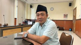 Ketua Fraksi Demokrat DPRD Bangkalan, Fadhur Rosi, saat memberikan keterangan terkait kritik terhadap LKPJ Bupati Bangkalan 2025 yang dinilai penuh kejanggalan data dan minim dampak bagi masyarakat.