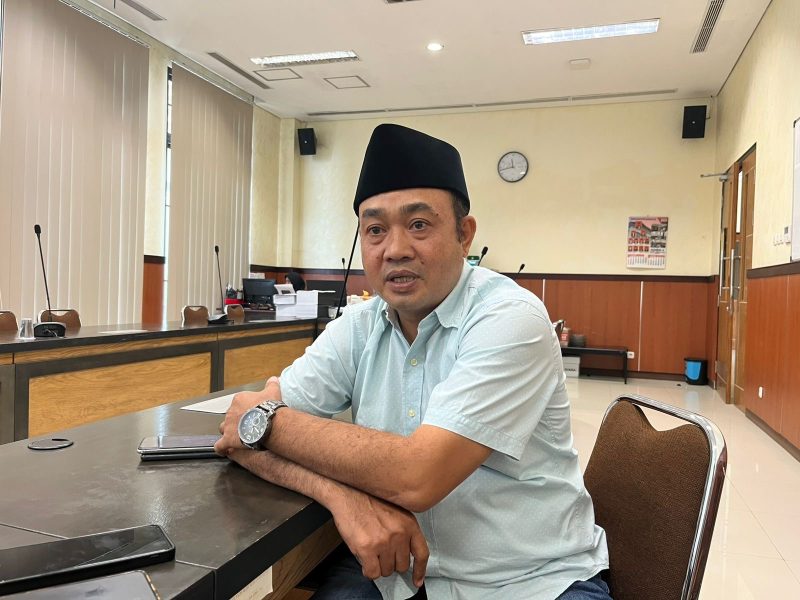 Ketua Fraksi Demokrat DPRD Bangkalan, Fadhur Rosi, saat memberikan keterangan terkait kritik terhadap LKPJ Bupati Bangkalan 2025 yang dinilai penuh kejanggalan data dan minim dampak bagi masyarakat.