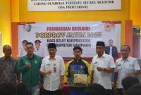 Penyerahan reward kepada atlet berprestasi Kabupaten Sampang usai sukses meraih medali dalam ajang Porprov Jatim 2025.