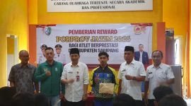 Penyerahan reward kepada atlet berprestasi Kabupaten Sampang usai sukses meraih medali dalam ajang Porprov Jatim 2025.