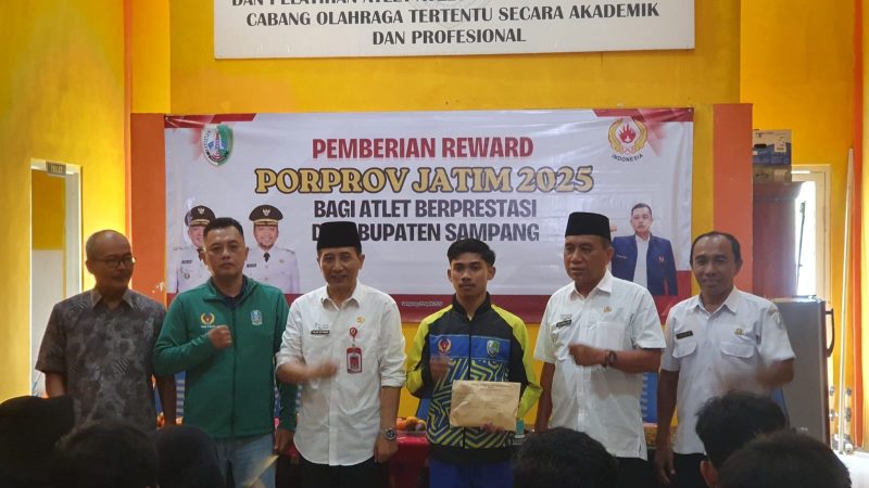 Penyerahan reward kepada atlet berprestasi Kabupaten Sampang usai sukses meraih medali dalam ajang Porprov Jatim 2025.