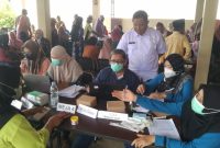 Petugas Puskesmas Burneh melayani warga dalam Pemeriksaan Kesehatan Gratis (PKG) di Desa Langkap, Bangkalan, dengan berbagai layanan medis termasuk skrining TBC dan konsultasi kesehatan.