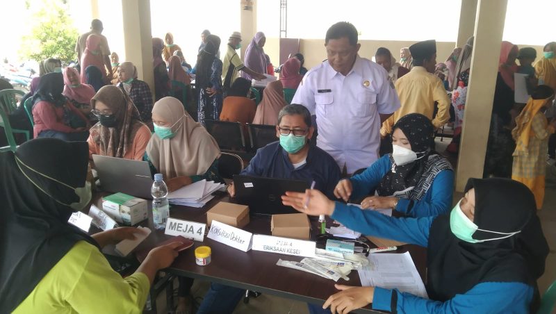 Petugas Puskesmas Burneh melayani warga dalam Pemeriksaan Kesehatan Gratis (PKG) di Desa Langkap, Bangkalan, dengan berbagai layanan medis termasuk skrining TBC dan konsultasi kesehatan.