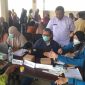 Petugas Puskesmas Burneh melayani warga dalam Pemeriksaan Kesehatan Gratis (PKG) di Desa Langkap, Bangkalan, dengan berbagai layanan medis termasuk skrining TBC dan konsultasi kesehatan.