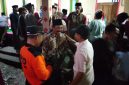 Suasana duka di rumah almarhum nelayan di Desa Lajing, Kecamatan Arosbaya, Bangkalan, Selasa (14/04/2026) malam. Warga dan petugas tampak berkumpul saat proses evakuasi dan pemakaman korban yang ditemukan meninggal dunia usai dilaporkan hilang saat mencari ikan.