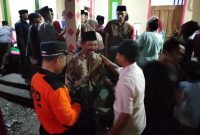 Suasana duka di rumah almarhum nelayan di Desa Lajing, Kecamatan Arosbaya, Bangkalan, Selasa (14/04/2026) malam. Warga dan petugas tampak berkumpul saat proses evakuasi dan pemakaman korban yang ditemukan meninggal dunia usai dilaporkan hilang saat mencari ikan.