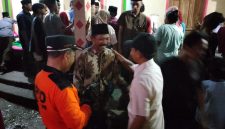 Suasana duka di rumah almarhum nelayan di Desa Lajing, Kecamatan Arosbaya, Bangkalan, Selasa (14/04/2026) malam. Warga dan petugas tampak berkumpul saat proses evakuasi dan pemakaman korban yang ditemukan meninggal dunia usai dilaporkan hilang saat mencari ikan.