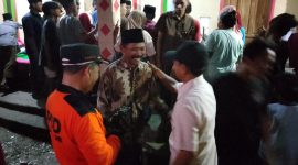 Suasana duka di rumah almarhum nelayan di Desa Lajing, Kecamatan Arosbaya, Bangkalan, Selasa (14/04/2026) malam. Warga dan petugas tampak berkumpul saat proses evakuasi dan pemakaman korban yang ditemukan meninggal dunia usai dilaporkan hilang saat mencari ikan.