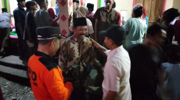 Suasana duka di rumah almarhum nelayan di Desa Lajing, Kecamatan Arosbaya, Bangkalan, Selasa (14/04/2026) malam. Warga dan petugas tampak berkumpul saat proses evakuasi dan pemakaman korban yang ditemukan meninggal dunia usai dilaporkan hilang saat mencari ikan.
