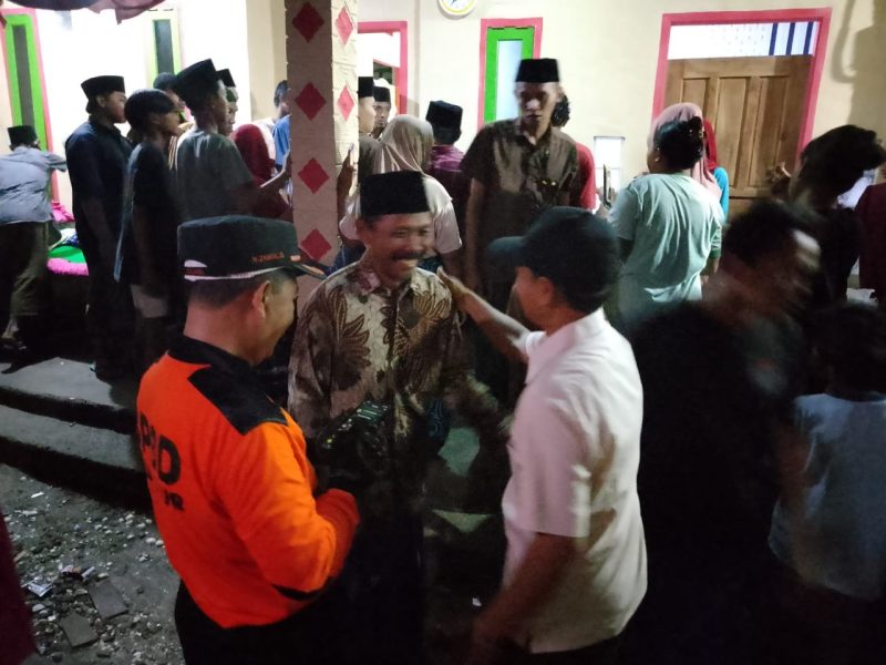 Suasana duka di rumah almarhum nelayan di Desa Lajing, Kecamatan Arosbaya, Bangkalan, Selasa (14/04/2026) malam. Warga dan petugas tampak berkumpul saat proses evakuasi dan pemakaman korban yang ditemukan meninggal dunia usai dilaporkan hilang saat mencari ikan.
