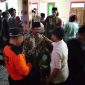 Suasana duka di rumah almarhum nelayan di Desa Lajing, Kecamatan Arosbaya, Bangkalan, Selasa (14/04/2026) malam. Warga dan petugas tampak berkumpul saat proses evakuasi dan pemakaman korban yang ditemukan meninggal dunia usai dilaporkan hilang saat mencari ikan.