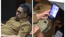 Sekretaris Daerah Bangkalan, Ismet Efendi, tertangkap kamera dalam kondisi tertidur saat rapat resmi.