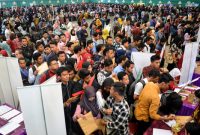 Ribuan pencari kerja memadati bursa kerja. (ilustrasi)