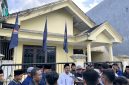Ketua DPD Partai NasDem Bangkalan, Mohammad Nasih Aschal, memberikan keterangan pers terkait polemik sampul Majalah Tempo yang dinilai merugikan citra Partai NasDem.