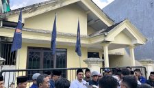 Ketua DPD Partai NasDem Bangkalan, Mohammad Nasih Aschal, memberikan keterangan pers terkait polemik sampul Majalah Tempo yang dinilai merugikan citra Partai NasDem.