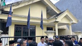 Ketua DPD Partai NasDem Bangkalan, Mohammad Nasih Aschal, memberikan keterangan pers terkait polemik sampul Majalah Tempo yang dinilai merugikan citra Partai NasDem.