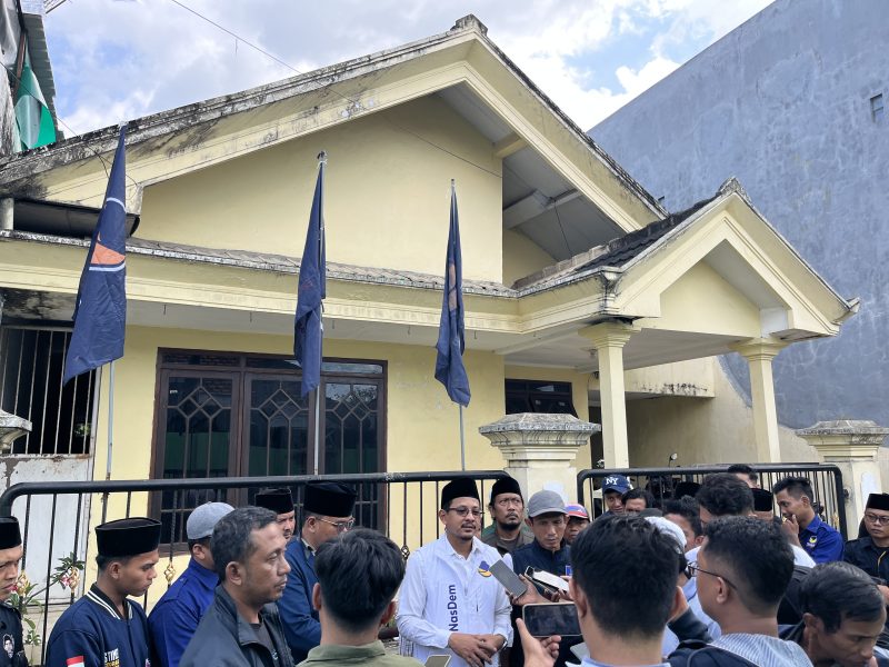Ketua DPD Partai NasDem Bangkalan, Mohammad Nasih Aschal, memberikan keterangan pers terkait polemik sampul Majalah Tempo yang dinilai merugikan citra Partai NasDem.