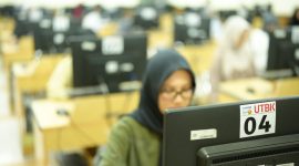 Caption Foto : (ilustrasi)

Ilustrasi pelaksanaan UTBK di salah satu kampus di Surabaya, Jawa Timur. Kasus perjokian dengan modus manipulasi identitas terungkap dalam pelaksanaan UTBK 2026.