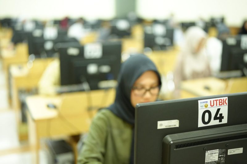 Caption Foto : (ilustrasi)

Ilustrasi pelaksanaan UTBK di salah satu kampus di Surabaya, Jawa Timur. Kasus perjokian dengan modus manipulasi identitas terungkap dalam pelaksanaan UTBK 2026.