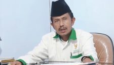 Ketua BAZNAS Sampang, K.H. Abdul Rauf Al Hitami, memberikan klarifikasi terkait isu dugaan rangkap jabatan saat ditemui di ruang kerjanya.