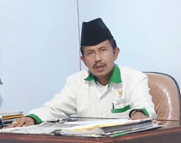 Ketua BAZNAS Sampang, K.H. Abdul Rauf Al Hitami, memberikan klarifikasi terkait isu dugaan rangkap jabatan saat ditemui di ruang kerjanya.