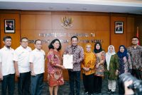 Bupati Sampang H. Slamet Junaidi menerima dokumen hibah Barang Milik Negara (BMN) dari Kementerian Keuangan Republik Indonesia melalui Direktorat Jenderal Kekayaan Negara di Jakarta, Senin (27/4/2026). Hibah aset eks migas tersebut akan dimanfaatkan untuk pengembangan kawasan edukasi dan pertanian terpadu di Kabupaten Sampang.