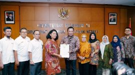 Bupati Sampang H. Slamet Junaidi menerima dokumen hibah Barang Milik Negara (BMN) dari Kementerian Keuangan Republik Indonesia melalui Direktorat Jenderal Kekayaan Negara di Jakarta, Senin (27/4/2026). Hibah aset eks migas tersebut akan dimanfaatkan untuk pengembangan kawasan edukasi dan pertanian terpadu di Kabupaten Sampang.
