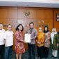 Bupati Sampang H. Slamet Junaidi menerima dokumen hibah Barang Milik Negara (BMN) dari Kementerian Keuangan Republik Indonesia melalui Direktorat Jenderal Kekayaan Negara di Jakarta, Senin (27/4/2026). Hibah aset eks migas tersebut akan dimanfaatkan untuk pengembangan kawasan edukasi dan pertanian terpadu di Kabupaten Sampang.