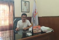 Ketua KONI Bangkalan saat memberikan keterangan terkait persiapan atlet menuju Porprov Jatim 2027 di ruang kerjanya.