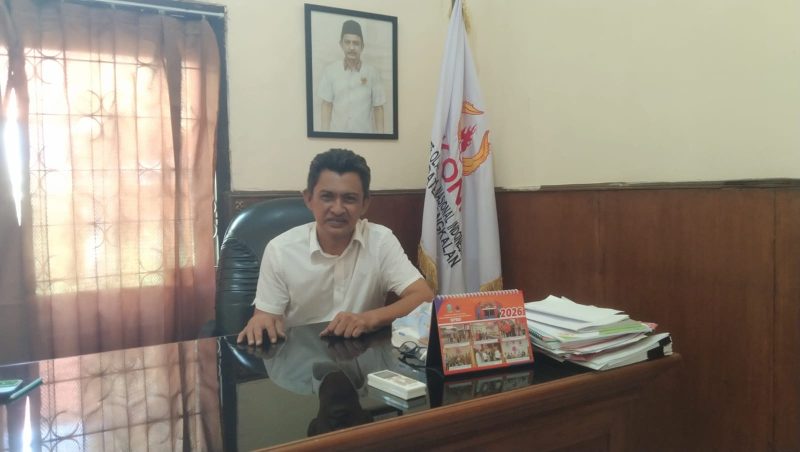 Ketua KONI Bangkalan saat memberikan keterangan terkait persiapan atlet menuju Porprov Jatim 2027 di ruang kerjanya.